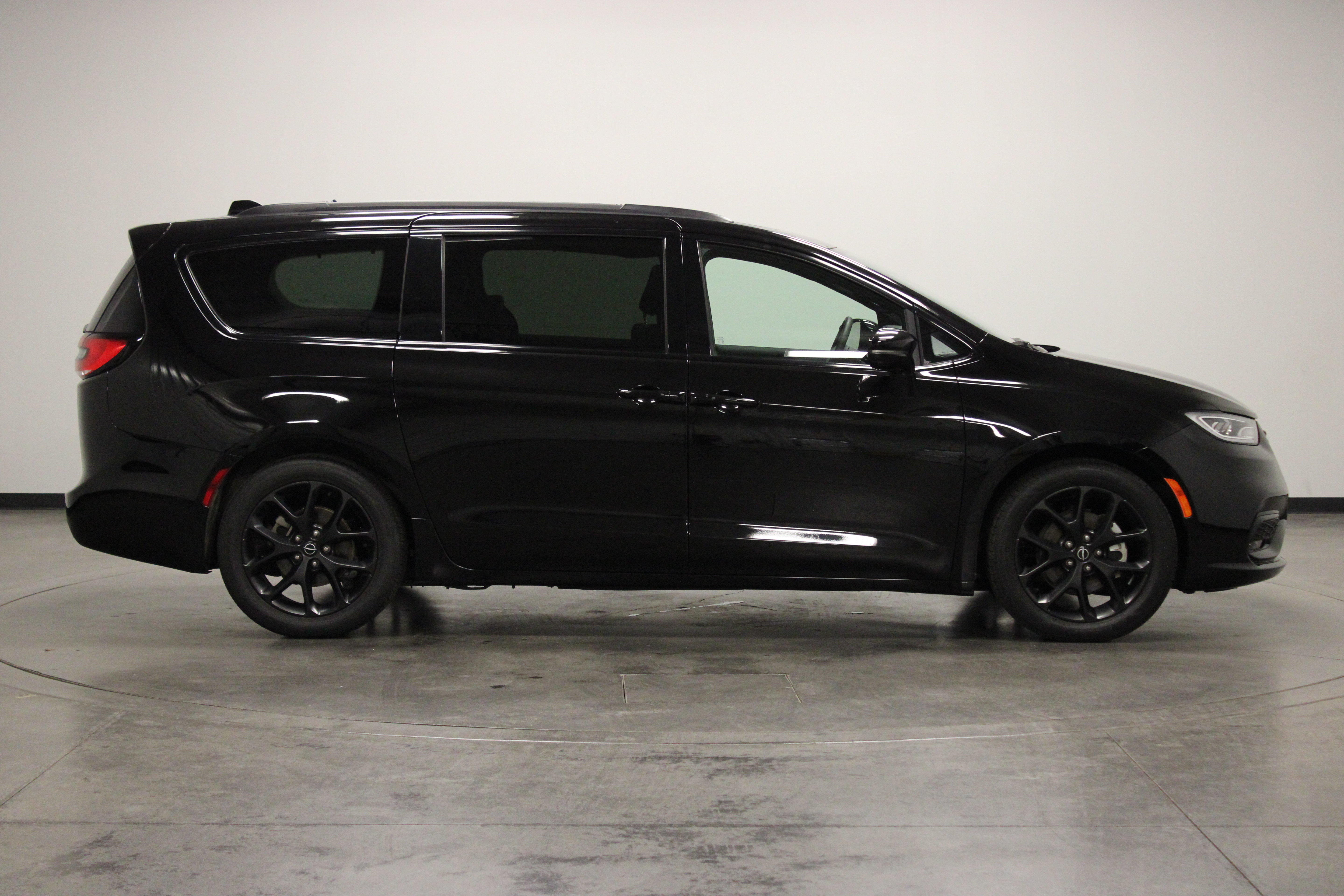 Used 2025 Chrysler Pacifica Limited FWD image 9