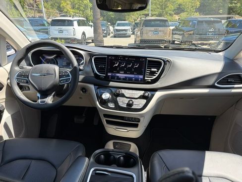 Used 2024 Chrysler Pacifica Touring-L FWD image 7