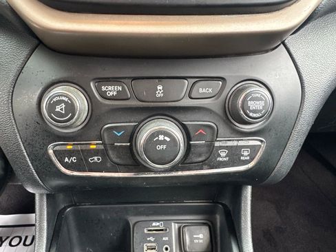 Used 2016 Jeep Cherokee Latitude w/ Safety/Convenience Group image 41