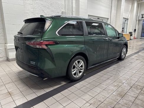 Used 2021 Toyota Sienna Limited image 4