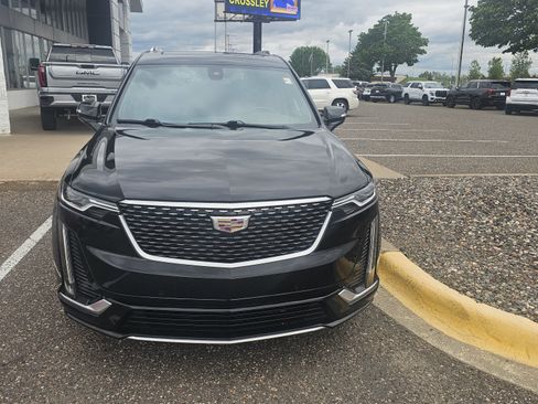 Used 2025 Cadillac XT6 Premium Luxury AWD/4WD image 2