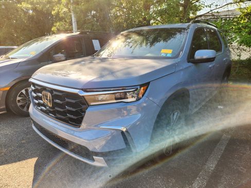 Used 2025 Honda Pilot Touring image 2