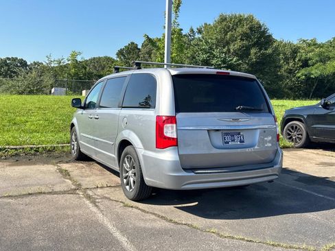 Used 2016 Chrysler Town & Country S w/ Driver Convenience Group FWD image 9