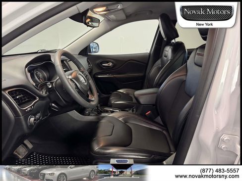 Used 2022 Jeep Cherokee Trailhawk image 12