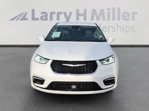 Used 2022 Chrysler Pacifica Touring-L image 9