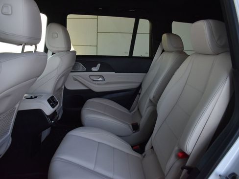 Used 2025 Mercedes-Benz GLS 450 4MATIC image 17