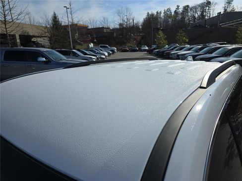 Used 2025 Chevrolet Traverse LT image 9