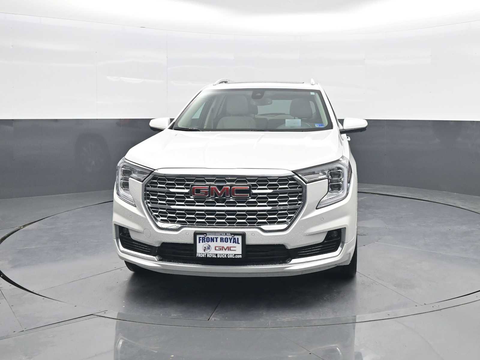 Used 2024 GMC Terrain Denali w/ Denali Premium Package AWD/4WD image 3