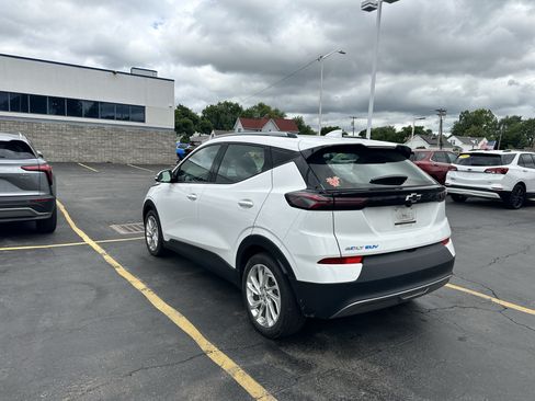 Used 2023 Chevrolet Bolt EUV LT w/ Comfort Package FWD image 6