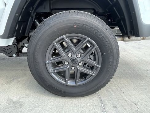 New 2025 Jeep Gladiator Sport image 20