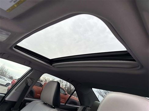 Used 2016 Toyota Camry SE w/ Moonroof Package image 16