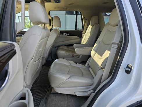 Used 2017 Cadillac Escalade Luxury AWD/4WD image 16