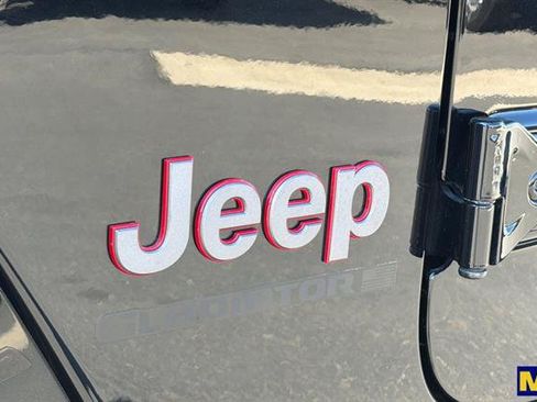 Used 2025 Jeep Gladiator Rubicon AWD/4WD image 36