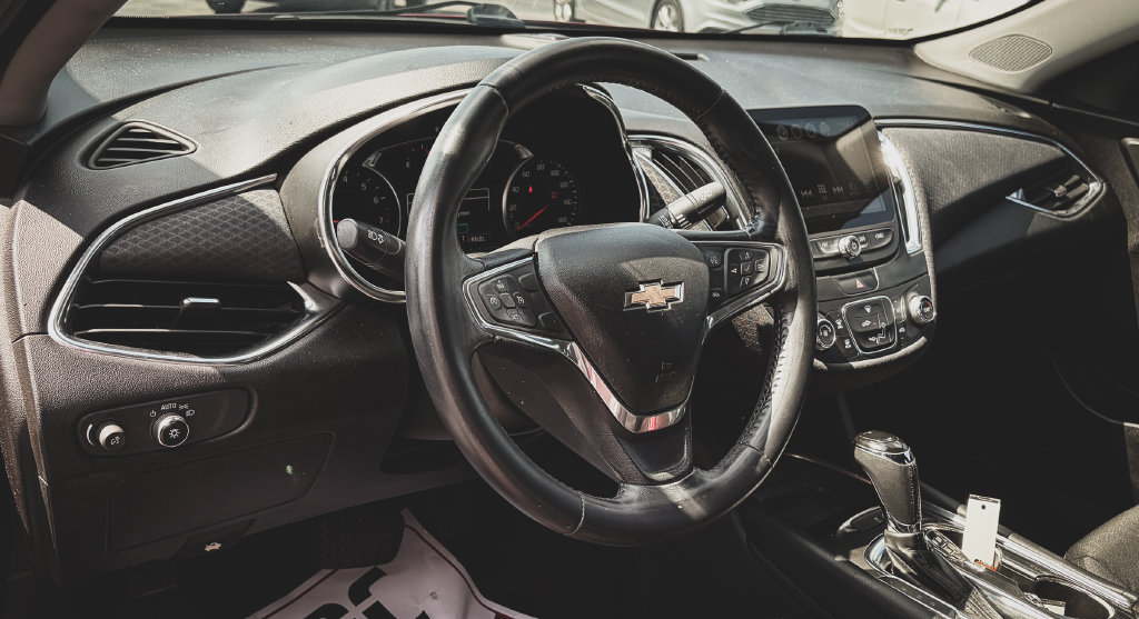 Used 2016 Chevrolet Malibu LT FWD image 2