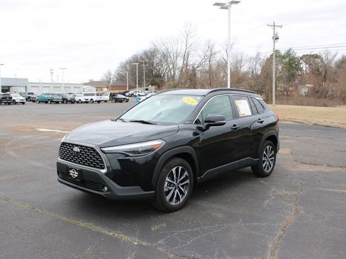 Used 2024 Toyota Corolla Cross XLE image 4