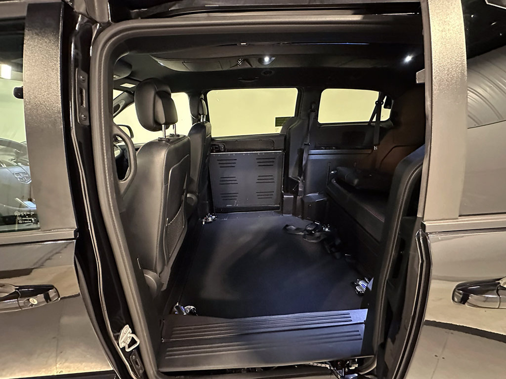 Used 2014 Dodge Grand Caravan R/T w/ Trailer Tow Group FWD image 13