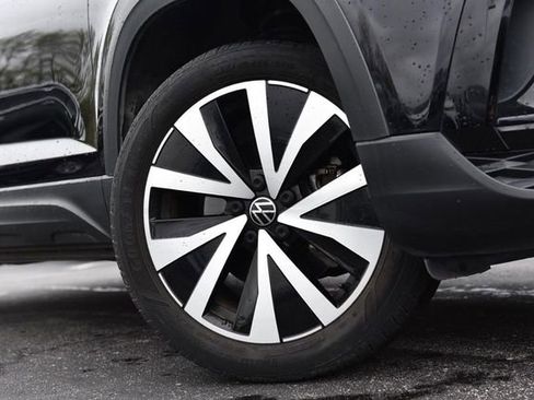 Certified 2023 Volkswagen Taos SE w/ Panoramic Sunroof Package image 3