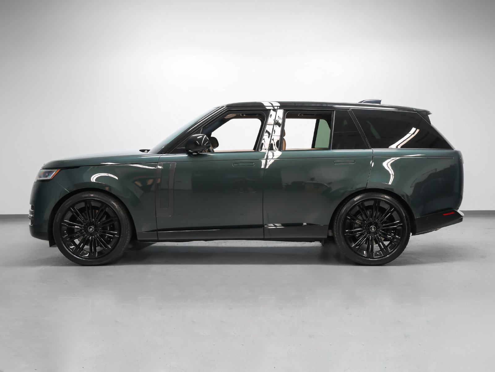 Used 2025 Land Rover Range Rover SE AWD/4WD image 2