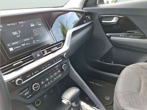 Used 2020 Kia Niro LXS FWD image 27