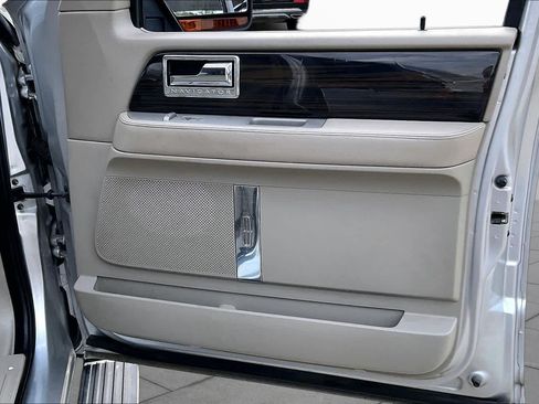 Used 2010 Lincoln Navigator 4WD image 21