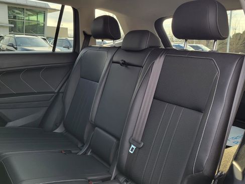 Used 2022 Volkswagen Tiguan SE image 37