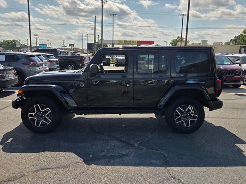 Used 2025 Jeep Wrangler Unlimited Sahara AWD/4WD image 4