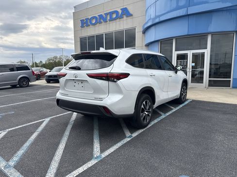 Used 2023 Toyota Highlander XLE AWD/4WD image 6