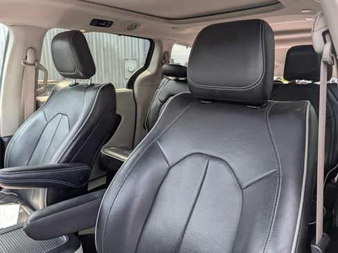 Used 2023 Chrysler Pacifica Limited FWD image 11