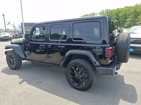 Used 2025 Jeep Wrangler Unlimited Sahara w/ Safety Group AWD/4WD image 4