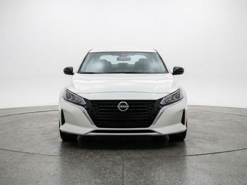 Used 2025 Nissan Altima 2.5 SV FWD image 2