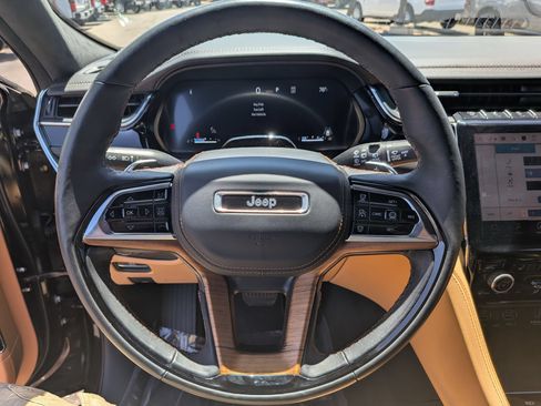 Used 2025 Jeep Grand Cherokee Summit AWD/4WD image 14