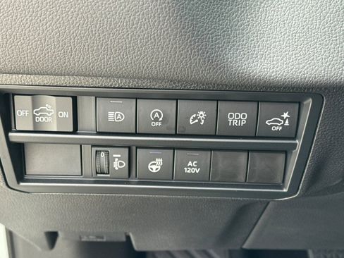 Used 2025 Toyota Tundra Limited AWD/4WD image 32