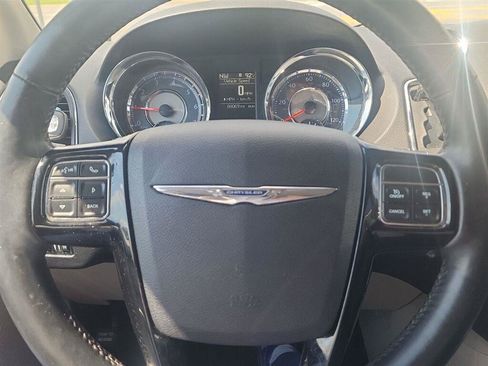Used 2016 Chrysler Town & Country Limited FWD image 7
