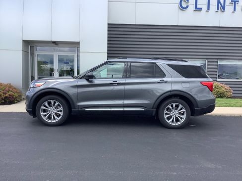 Used 2023 Ford Explorer XLT w/ Equipment Group 202A AWD/4WD image 2