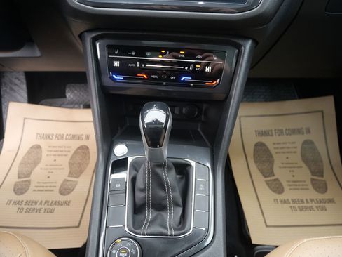 Used 2022 Volkswagen Tiguan SE w/ Panoramic Sunroof Package image 12