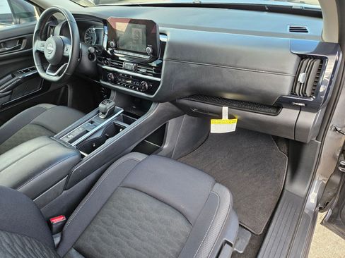Used 2025 Nissan Pathfinder SV FWD image 34