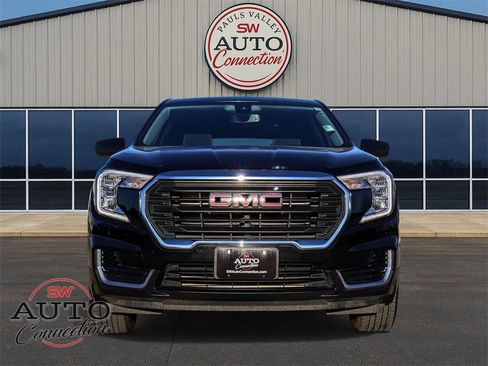 Used 2024 GMC Terrain SLE image 2