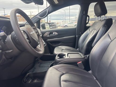 Used 2024 Chrysler Pacifica Select image 24