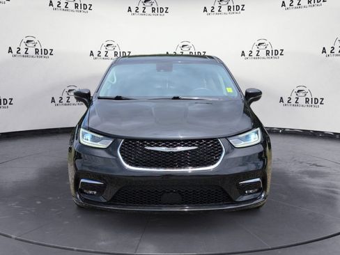 Used 2023 Chrysler Pacifica Touring-L FWD image 2