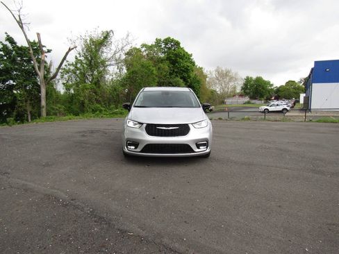 Used 2024 Chrysler Pacifica Touring-L FWD image 40