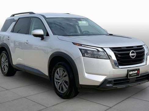 Used 2024 Nissan Pathfinder SV FWD image 3