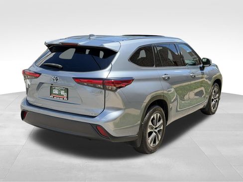 Used 2021 Toyota Highlander XLE AWD/4WD image 5