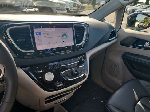 Certified 2024 Chrysler Pacifica Touring-L FWD image 19
