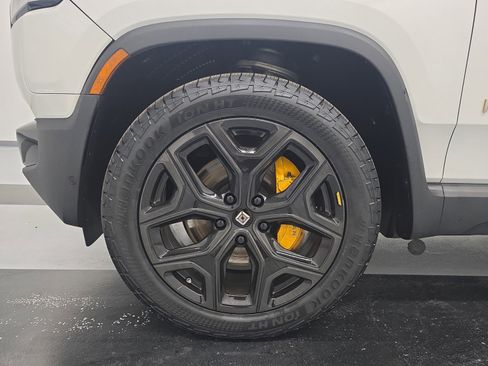 Used 2023 Rivian R1S Adventure image 9