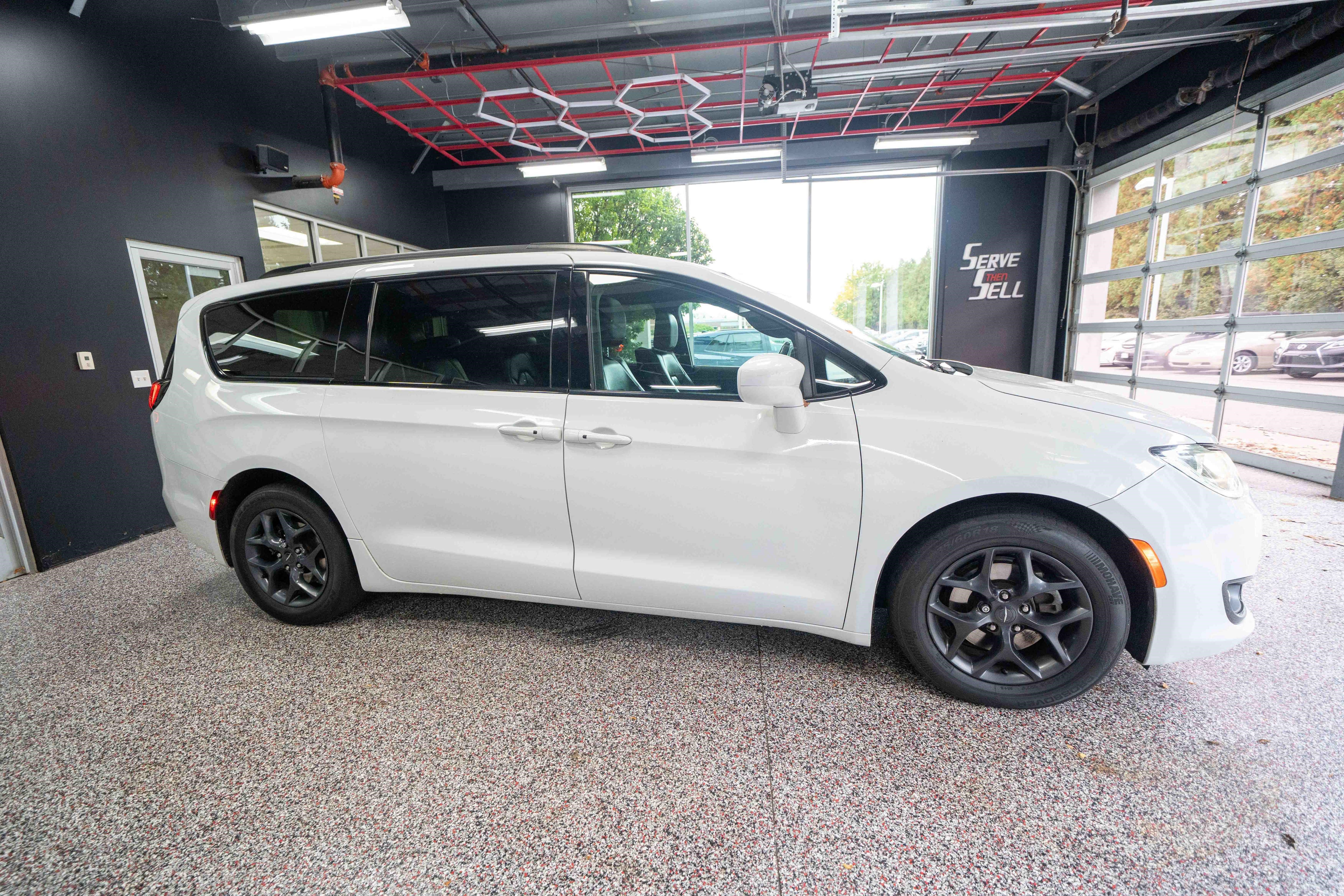 Used 2020 Chrysler Pacifica Touring-L FWD image 5