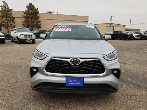 Used 2021 Toyota Highlander XLE image 2