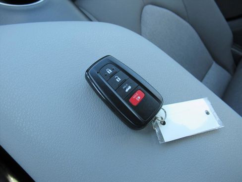 Used 2022 Toyota Camry LE image 29