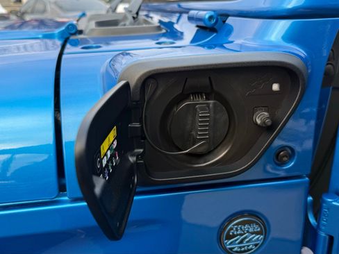 Used 2022 Jeep Wrangler Unlimited Sahara image 37