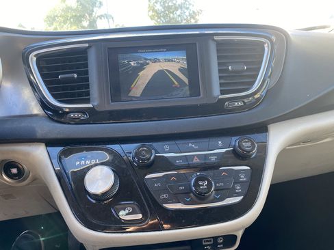 Used 2020 Chrysler Pacifica Touring-L image 12