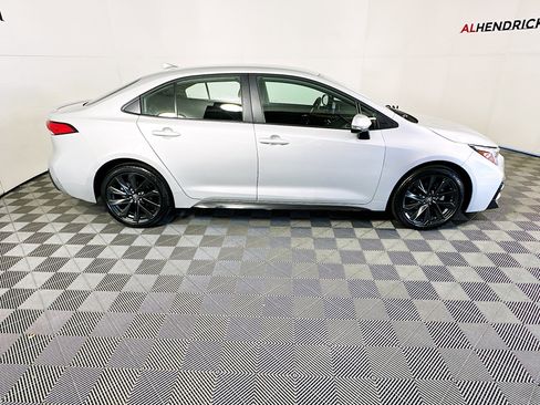 Used 2025 Toyota Corolla SE image 2